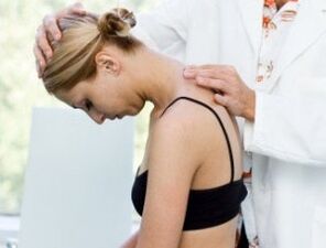 il medico esamina il collo per l'osteocondrosi