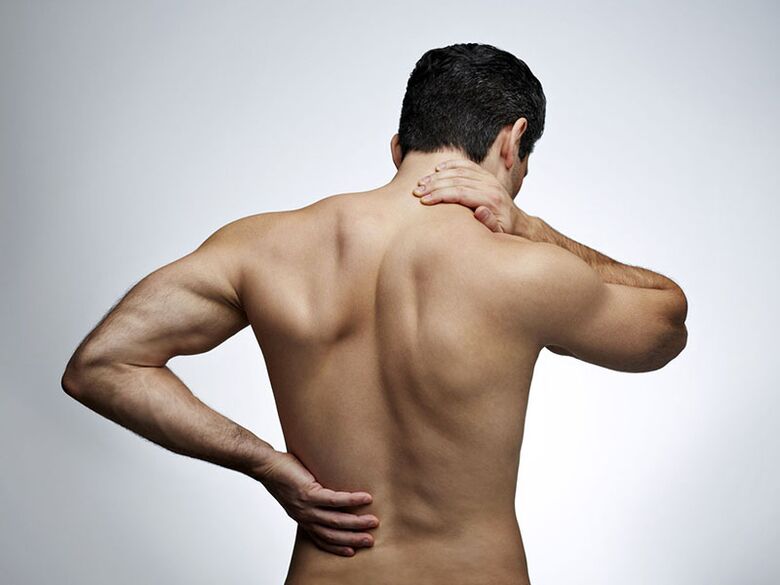 I principali sintomi dell'osteocondrosi sono il dolore al collo, alla schiena e alla parte bassa della schiena. 